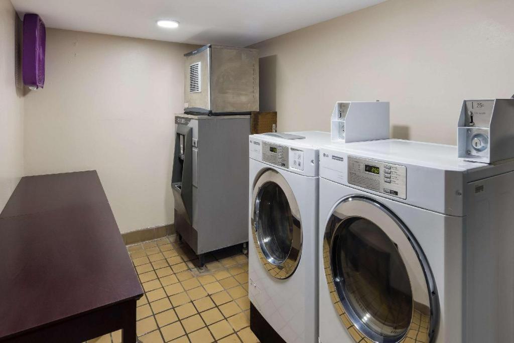 Econo Lodge Madison Kültér fotó