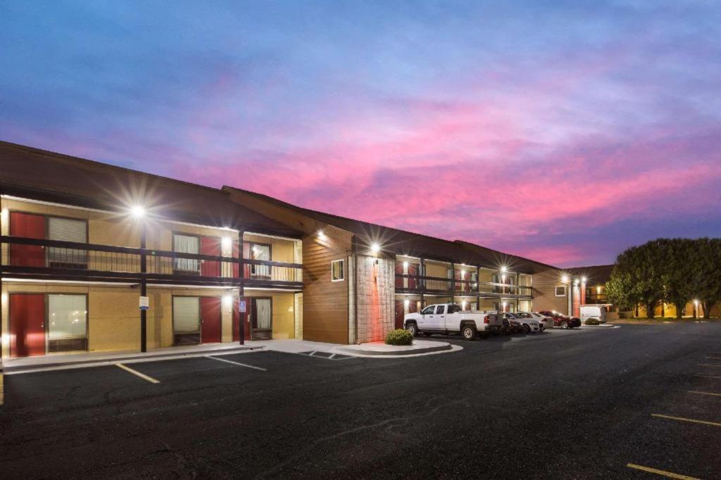 Econo Lodge Madison Kültér fotó